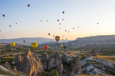 Kapadokya üzerinde sıcak hava balonları