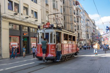 Istiklal Caddesi'nde kırmızı klasik tramvay