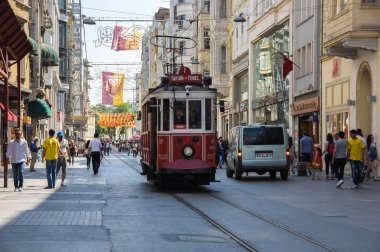 Istiklal Caddesi'nde kırmızı klasik tramvay