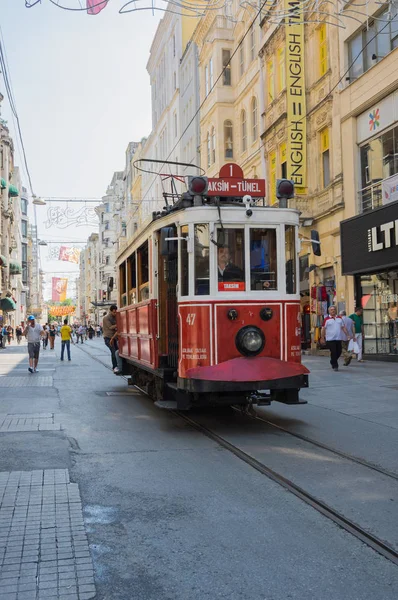 Eine rote klassische Straßenbahn in der Istiklal Straße — Stockfoto