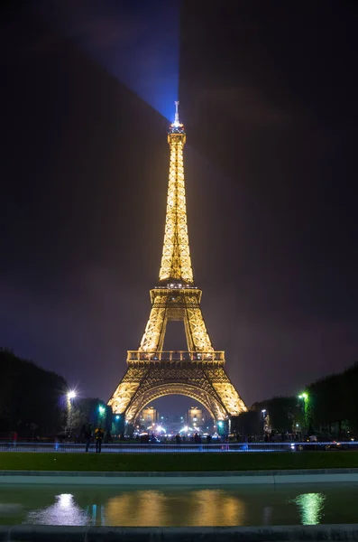 Ейфелева вежа вночі — стокове фото