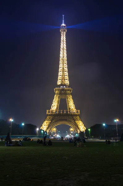 A torre eiffel durante a noite — Fotografia de Stock