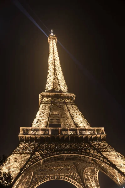 Ейфелева вежа вночі — стокове фото