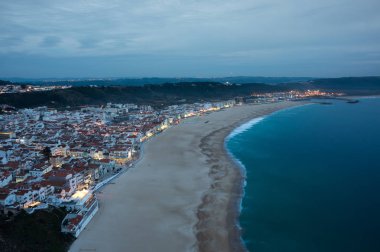 Atlantik Okyanusu kıyısında