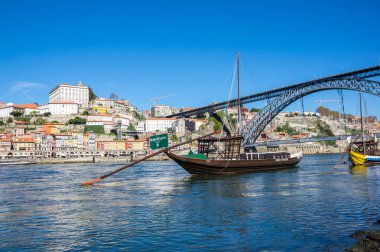 Douro nehre tipik şarap tekneleri