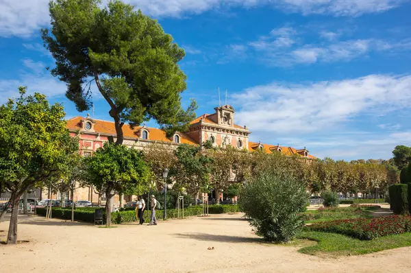 Keşfetmesine Parlamento Binası