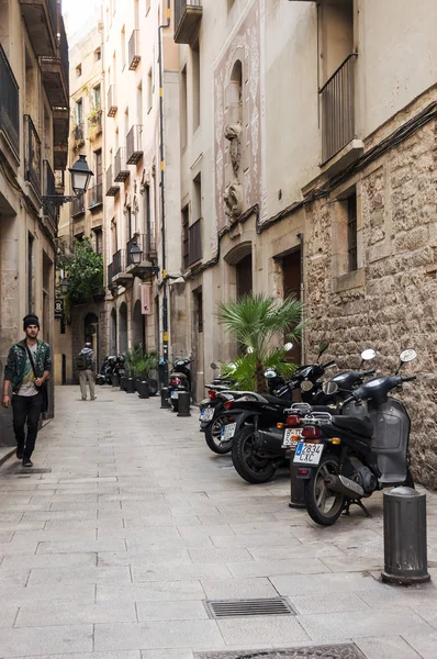 Barselona gothic Quarter dar sokak