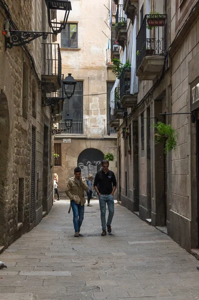 Calle estrecha en el barrio gótico de Barcelona —  Fotos de Stock
