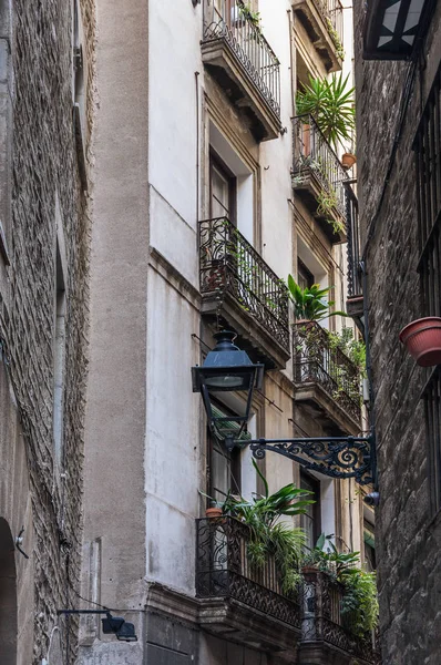 Calle estrecha en el barrio gótico de Barcelona —  Fotos de Stock