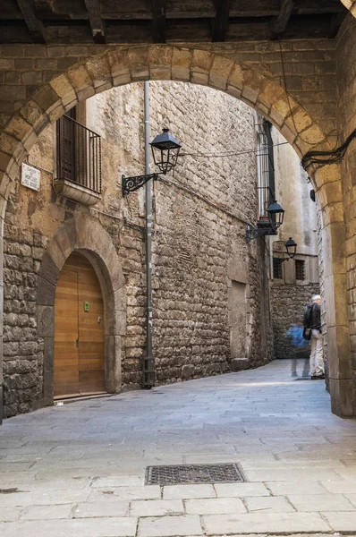 Smal straatje in gotische wijk van Barcelona — Stockfoto