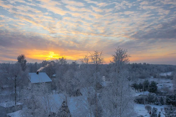 Köyün üzerinde gün batımı — Stok fotoğraf