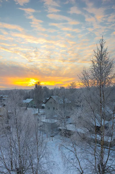 Köyün üzerinde gün batımı — Stok fotoğraf