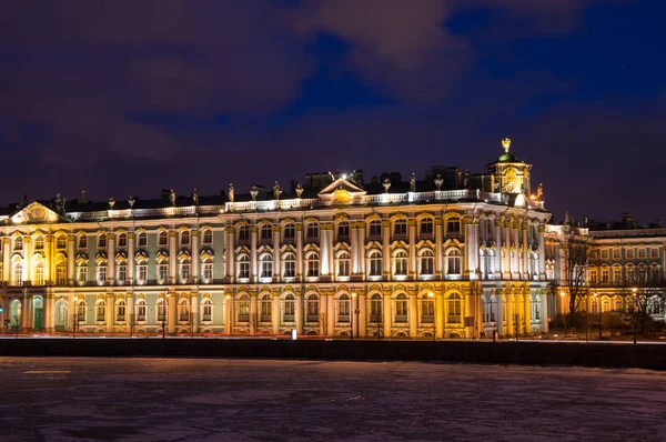 Le Palais d'Hiver à Saint-Pétersbourg — Photo