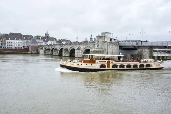 View of Maastricht city centre on the Meuse river — Stock Photo, Image