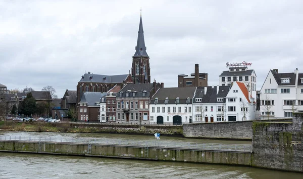 Uitzicht op het centrum van Maastricht aan de Maas — Stockfoto