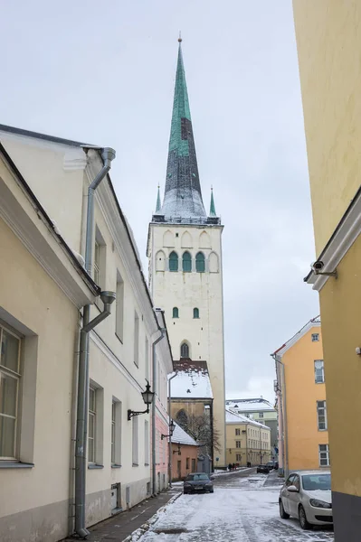 Saint-Olaf Kerk in de oude stad van Tallinn — Stockfoto
