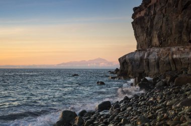 Günbatımı sahil Atlantik Okyanusu üzerinde