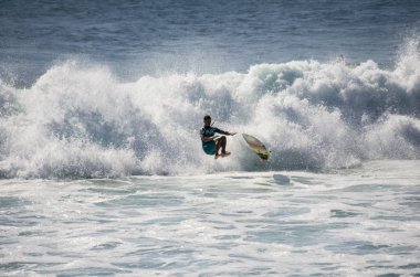 Deniz kıyısında Atlantik Okyanusu üzerinde sörf
