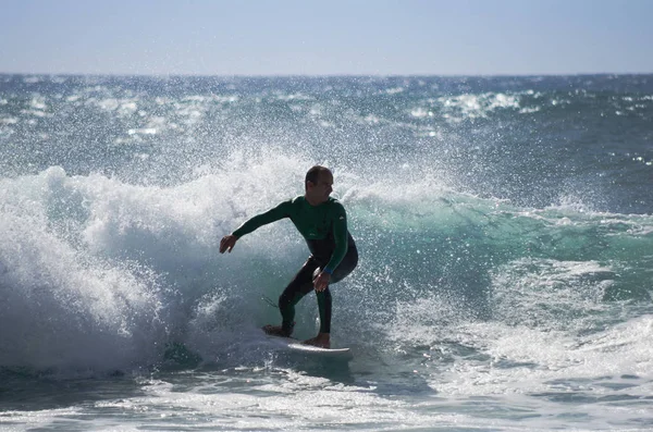 Morze, surfing na wybrzeżu Oceanu Atlantyckiego — Zdjęcie stockowe
