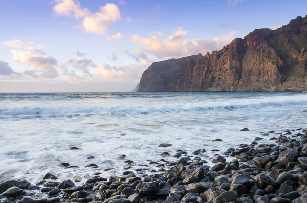 Cliffs Los Gigantes gün batımında