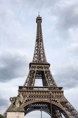 Paris 'te Eyfel Turu