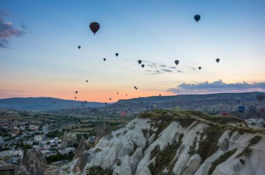 Kapadokya üzerinde sıcak hava balonları
