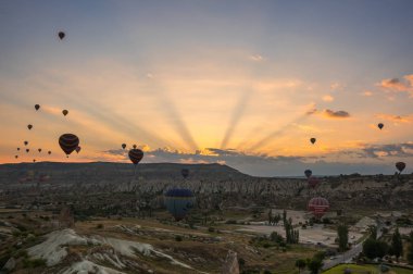 Kapadokya üzerinde sıcak hava balonları