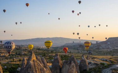 Kapadokya üzerinde sıcak hava balonları