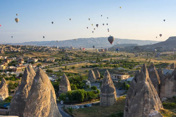 Globos de aire caliente sobre Capadocia — Foto de Stock