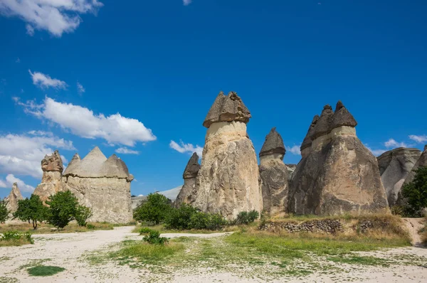 Каменные образования в каппадокии, индейке — стоковое фото