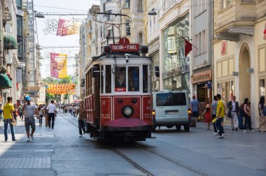 Istiklal Caddesi'nde kırmızı klasik tramvay
