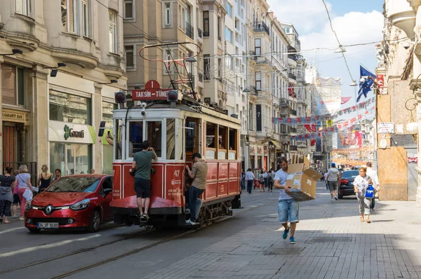 Eine rote klassische Straßenbahn in der Istiklal Straße — Stockfoto