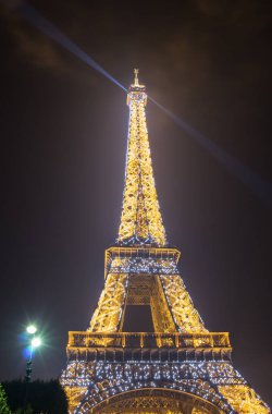 Geceleyin Eyfel Kulesi