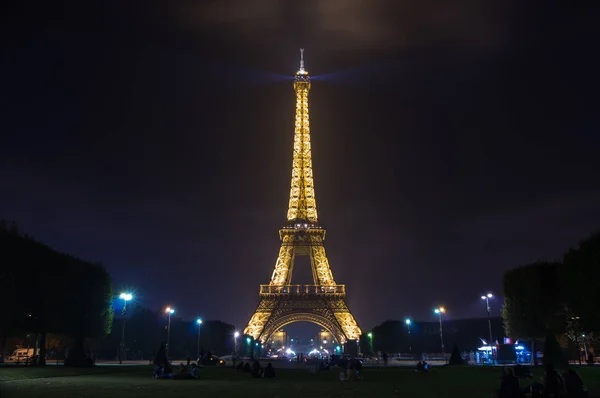 A torre eiffel durante a noite — Fotografia de Stock