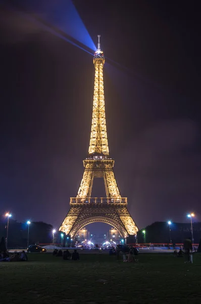 A torre eiffel durante a noite — Fotografia de Stock