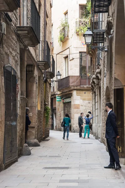 Calle estrecha en el barrio gótico de Barcelona —  Fotos de Stock