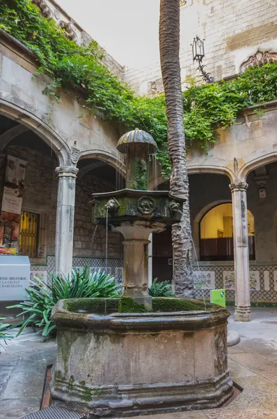 Oud huis in gotische wijk van Barcelona — Stockfoto