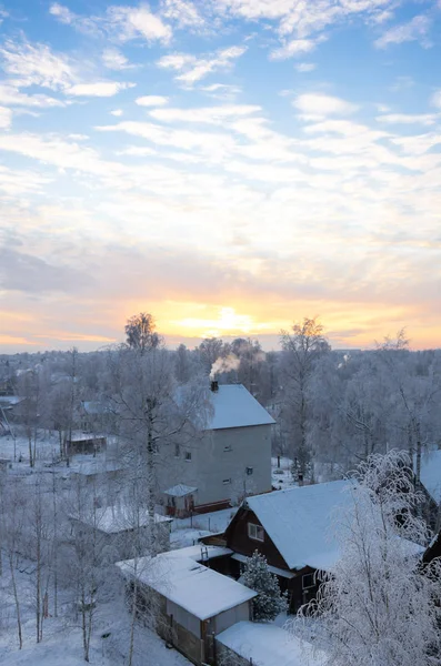 Zonsondergang boven het dorp — Stockfoto