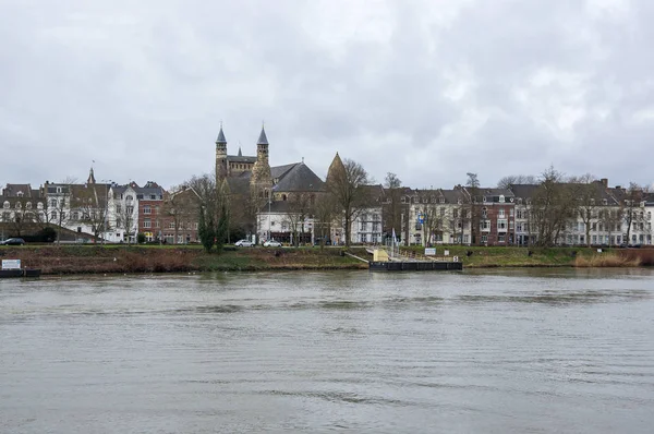 Vista del centro de Maastricht sobre el río Mosa — Foto de Stock
