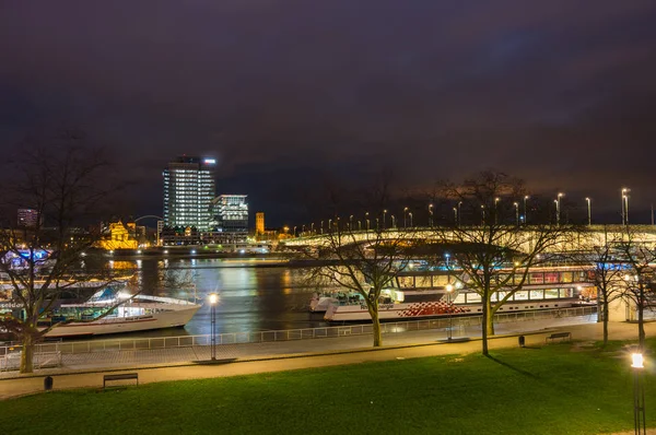 Nacht uitzicht over Keulen — Stockfoto