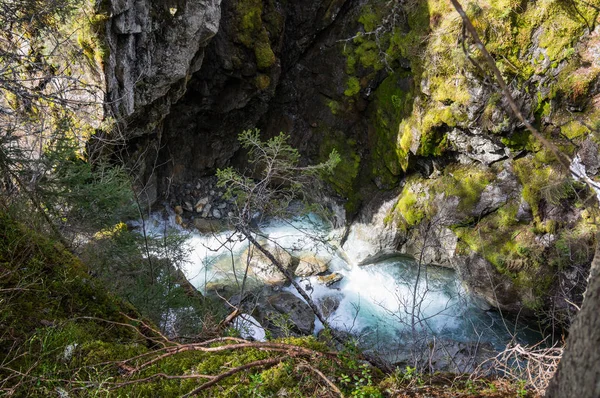 Ruscello di montagna nelle Alpi francesi — Foto Stock