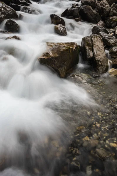 Горный ручей в Альпах — стоковое фото