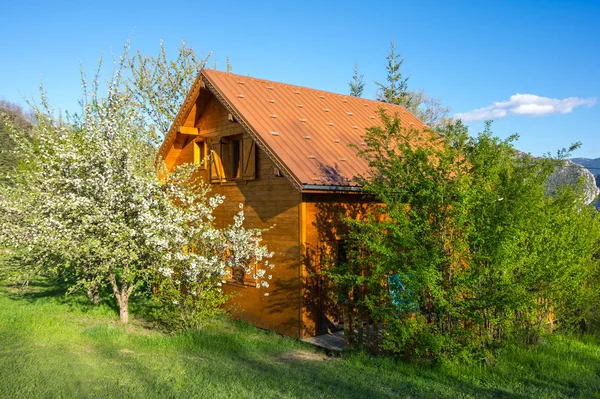 Elma ağaçlarının arasında ev