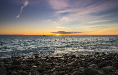 Günbatımı sahil Atlantik Okyanusu üzerinde