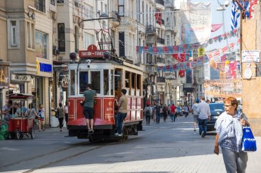 Istiklal Caddesi'nde kırmızı klasik tramvay
