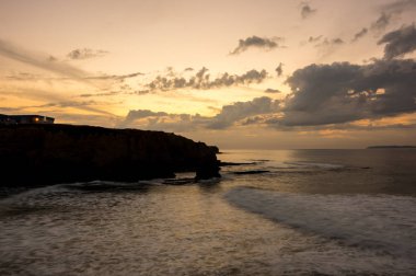 Atlantik Okyanusu kıyısında