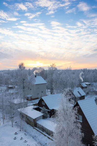 Zonsondergang boven het dorp — Stockfoto