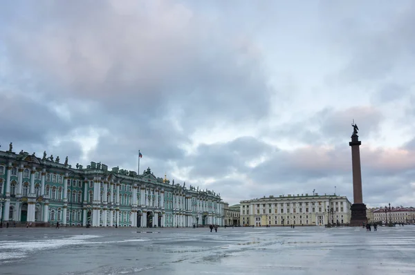 Le Palais d'Hiver à Saint-Pétersbourg — Photo