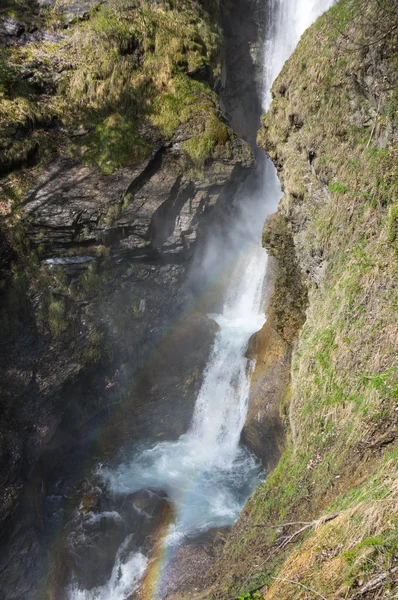 Водопад во французских Альпах — стоковое фото