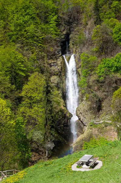 Waterfall in french Alpes — Stock Photo, Image